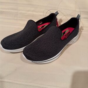 Skechers GOGA MAX Slip-On Walking Tennis Shoes Size 7 charcoal gray black